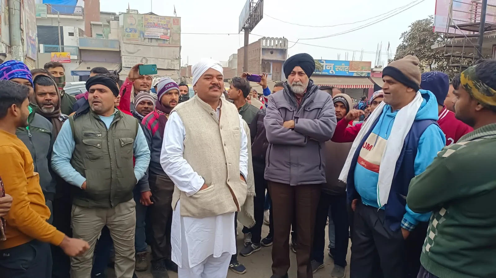 पीलीभीत: हिट एंड रन के नए कानून के खिलाफ चक्का जाम, यात्री परेशान.. वीएम सिंह भी पहुंचे