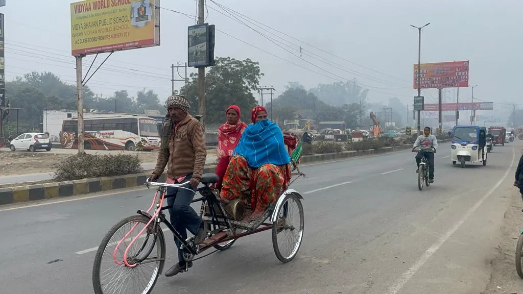 बरेली: नए साल के दूसरे दिन ठंड से कांपते नजर आए लोग, शीतलहर और कोहरे से जनजीवन अस्त-व्यस्त