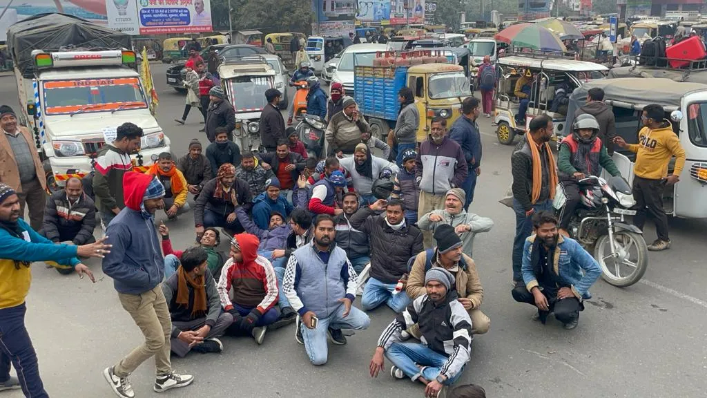 बरेली: हिट एंड रन कानून का विरोध तेज, वाहन चालकों ने फेंके अपने ड्राइविंग लाइसेंस, चरमराई व्यवस्था