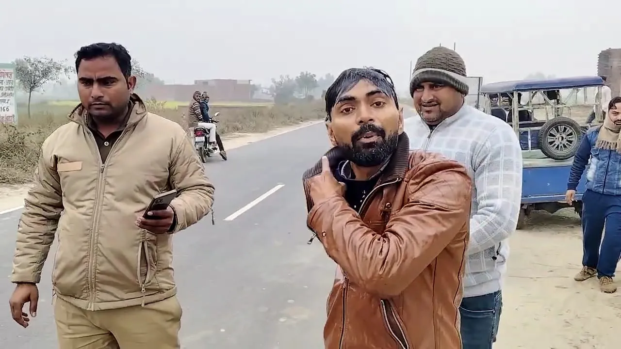 कासगंज: निर्माण कार्य रोके जाने से नाराज युवक ने पुलिस सामने किया आत्मदाह का प्रयास