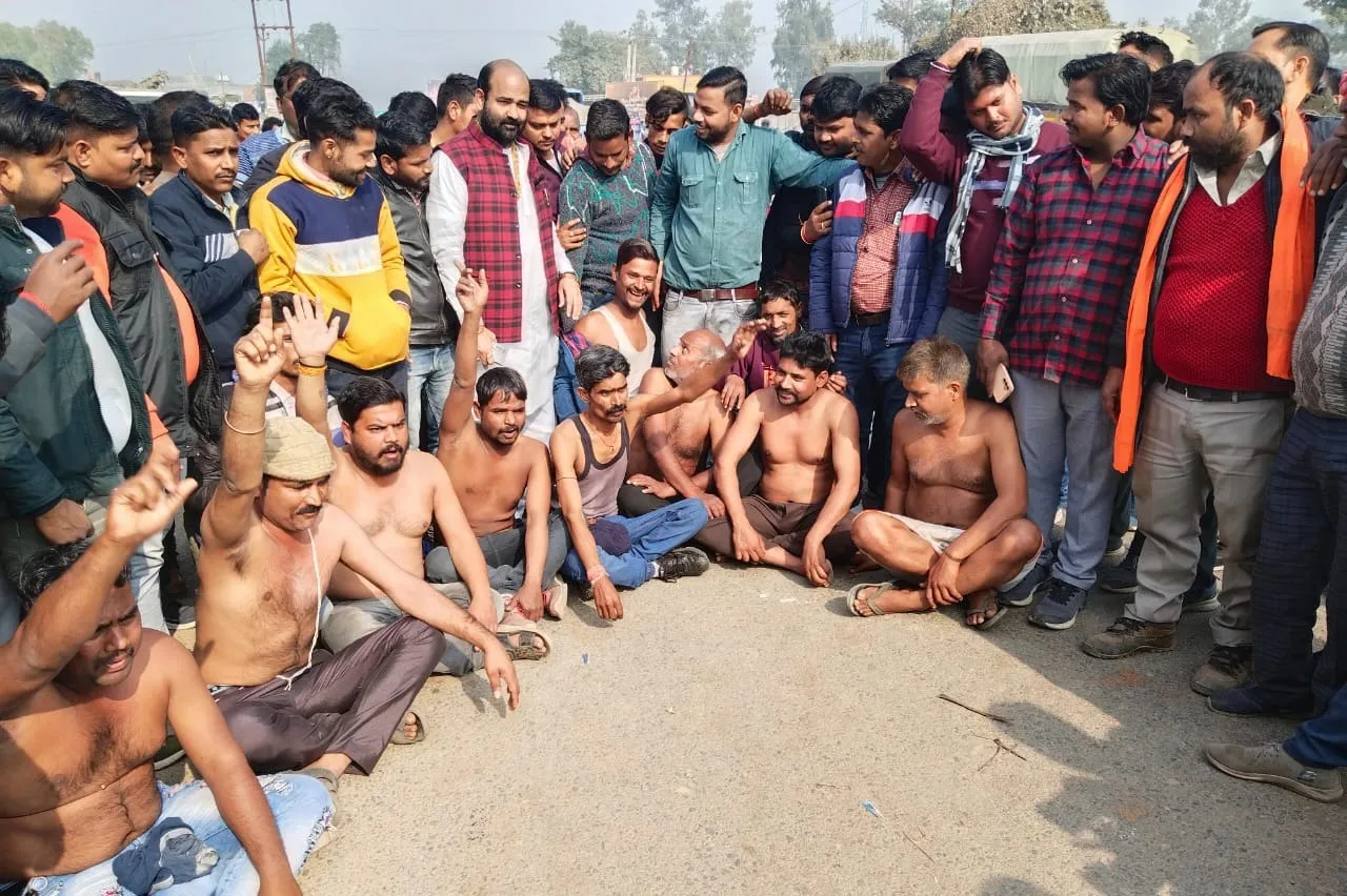 लखीमपुर-खीरी: चालकों की हड़ताल दूसरे दिन भी जारी रही, रिलायंस पंप के सामने अर्धनग्न होकर किया प्रदर्शन 