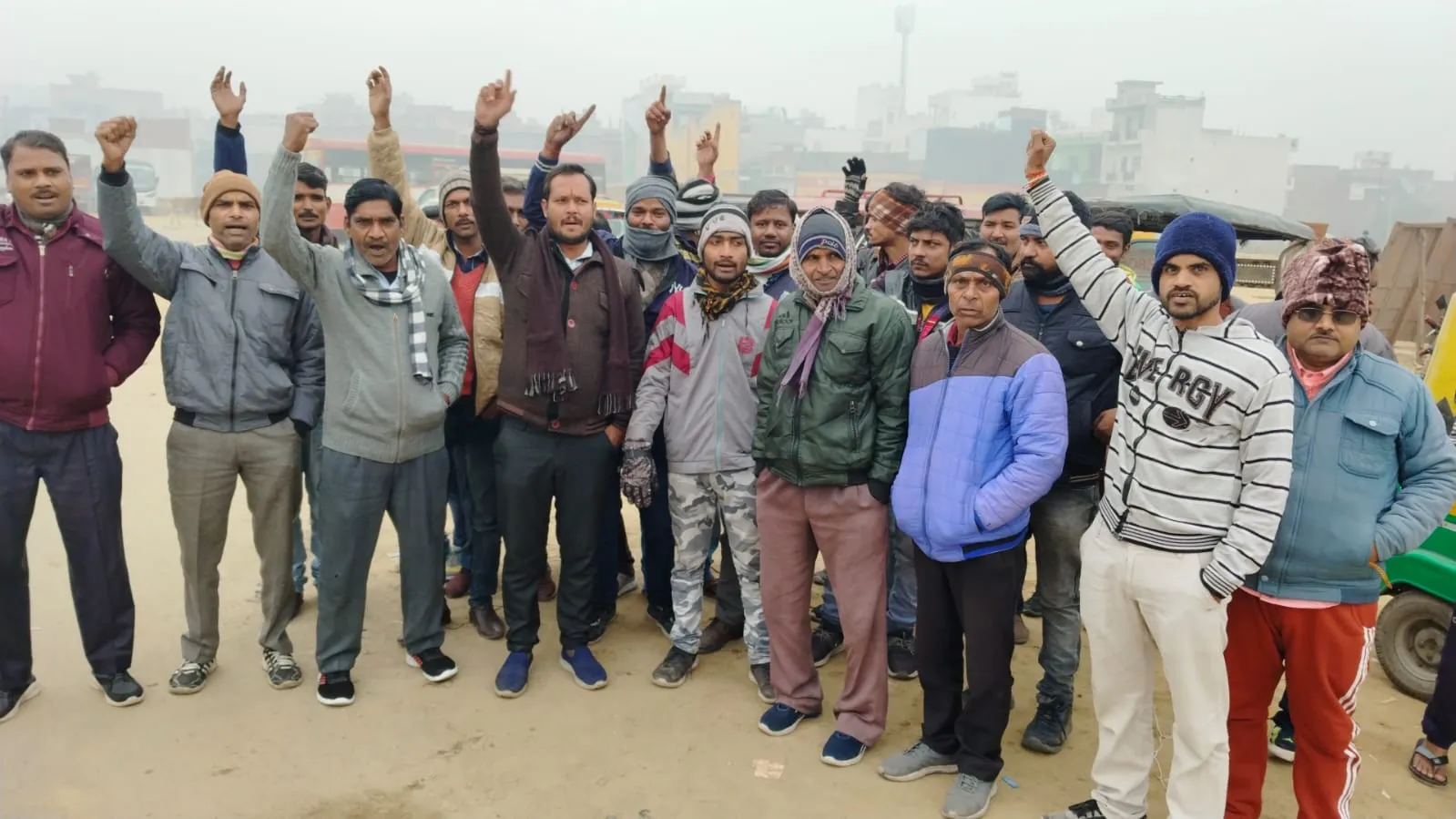 शाहजहांपुर: दूसरे दिन भी हड़ताल पर चालक, विकराल हुए और हालात