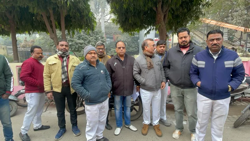 बरेली: चतुर्थ श्रेणी कर्मचारियों ने अपनी मांगों को लेकर मंडलीय अपर निदेशक को सौंपा ज्ञापन, धरने की दी चेतावनी  