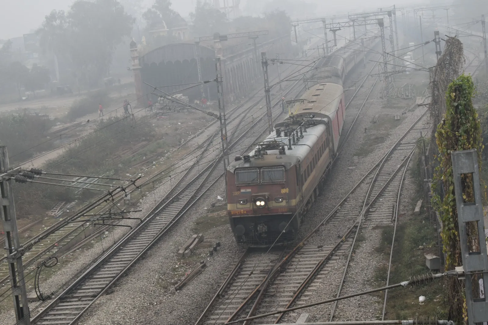 रामपुर: कोहरे के चलते लालगढ़-गोहाटी एक्सप्रेस रद्द, यात्री परेशान