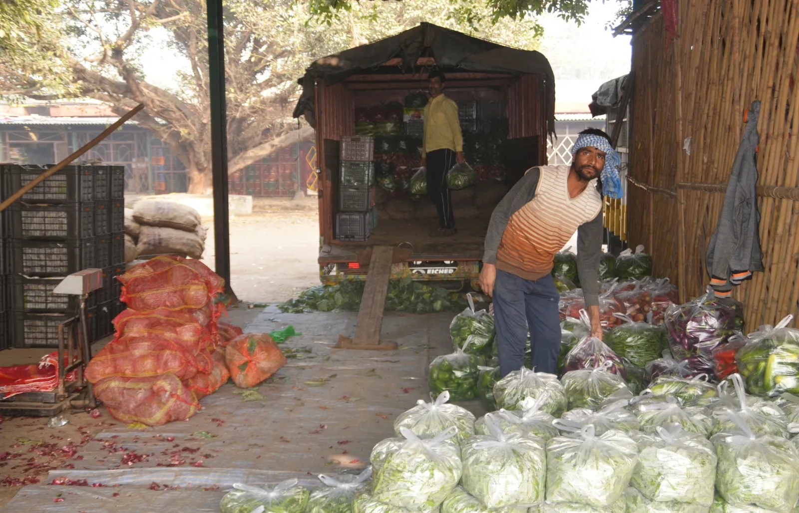 पीलीभीत: हड़ताल खत्म.. वाहनों ने भरी रफ्तार, पटरी पर लौटने लगी जिंदगी