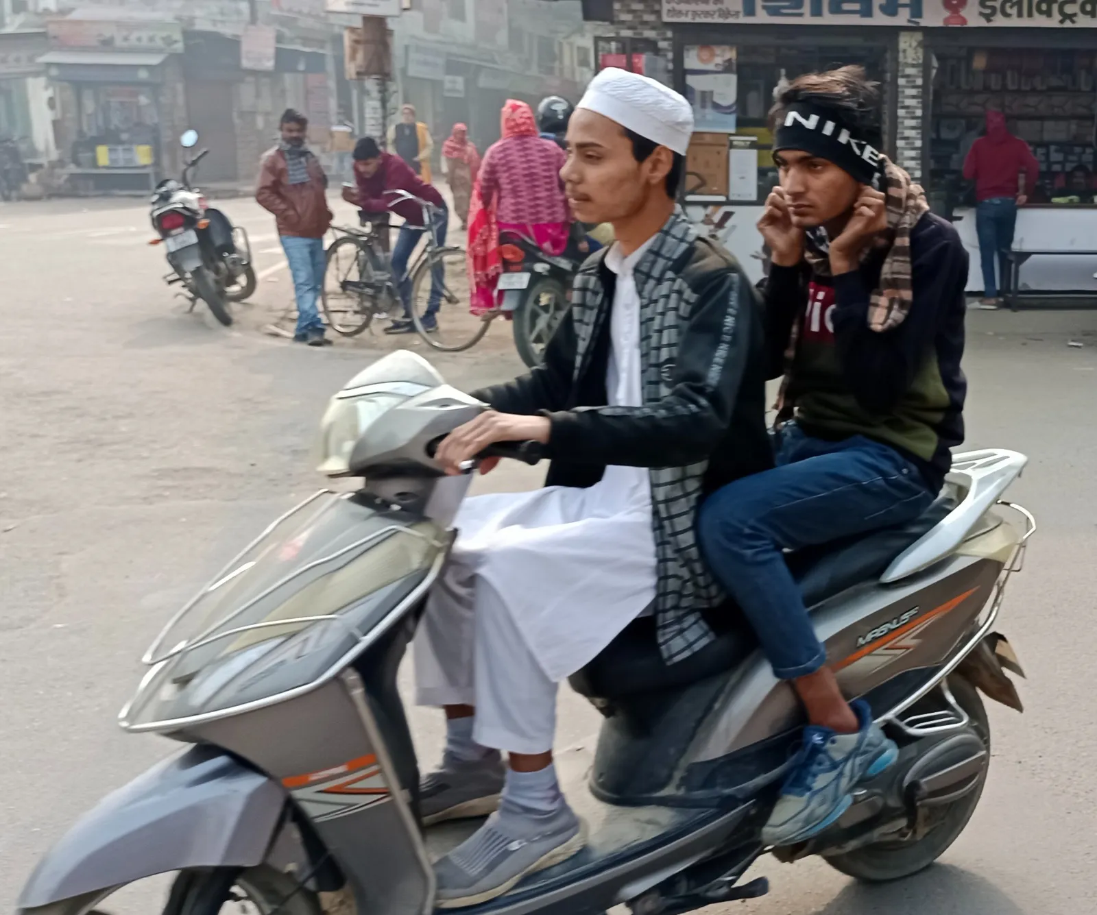 लखीमपुर-खीरी: 18 वर्ष से कम आयु के छात्र-छात्राओं को वाहन चलाने पर प्रतिबंध फिर भी सड़क पर भर रहे फर्राटा 