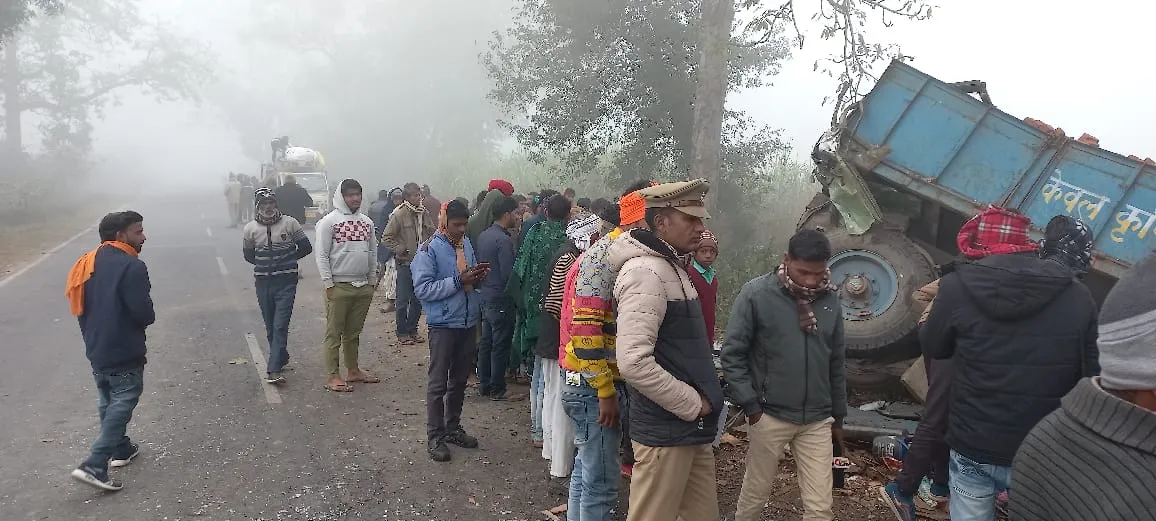 लखीमपुर- खीरी: प्राइवेट बस कोहरे के कारण ट्राली में घुसी, किशोर की मौत, तीन घायल