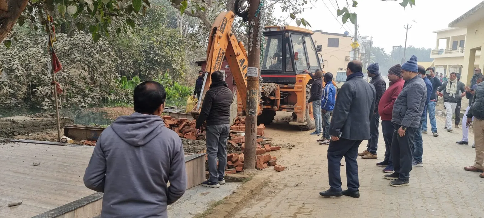पीलीभीत: धार्मिक स्थल की आड़ में अवैध कब्जा, एसडीएम ने चलवाया बुलडोजर