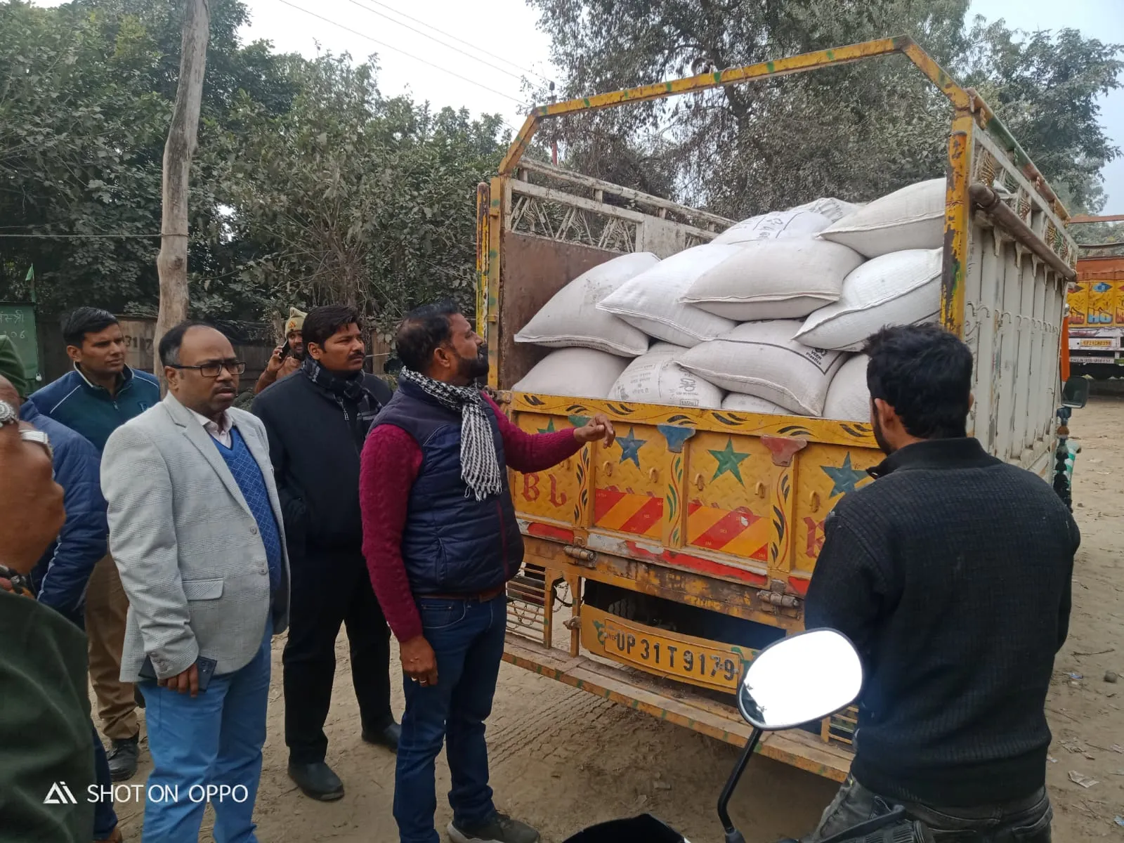 लखीमपुर खीरी : दूरदर्शन कार्यालय के पास 67 बोरी गेहूं से लोड पिकअप पकड़ा, कालाबाजारी का शक 