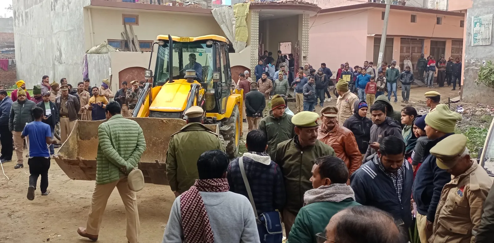 लखीमपुर खीरी: हत्यारोपी के घर बुलडोजर लेकर पहुंची पुलिस, हड़कंप