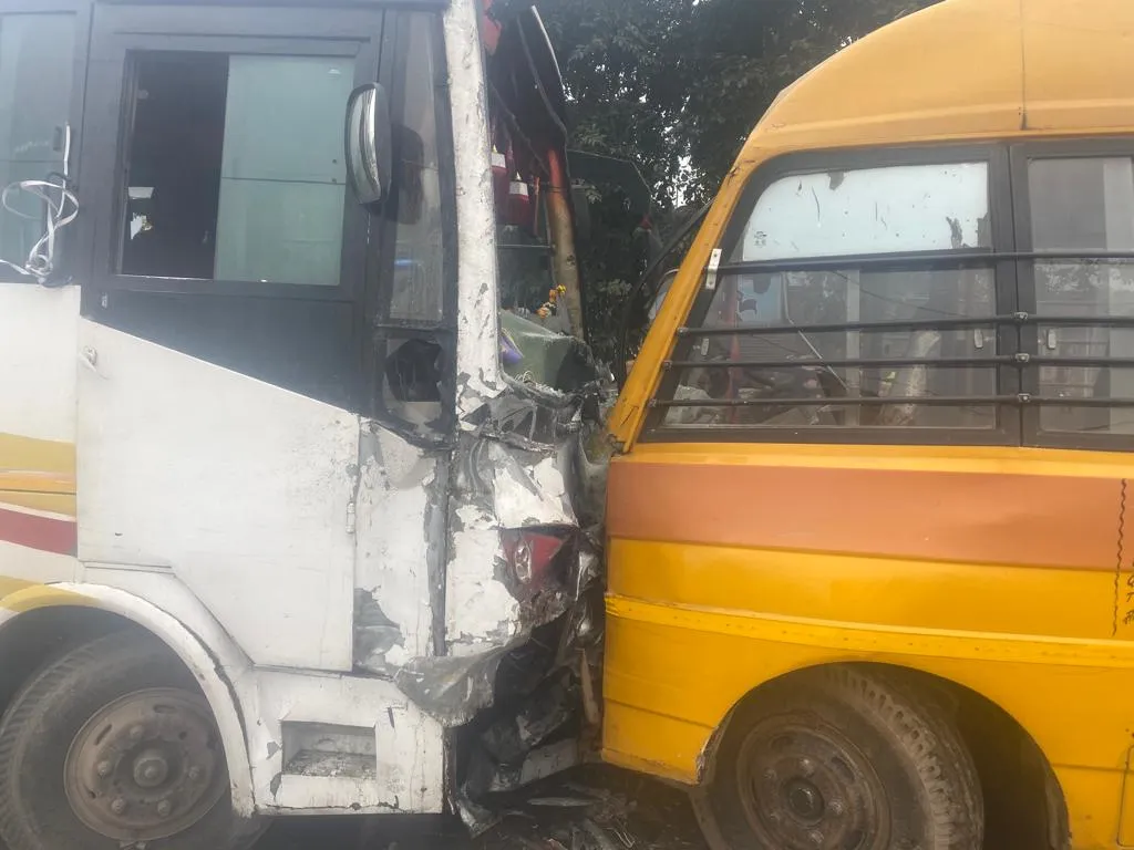 कासगंज: स्कूली और निजी बस में हुई आमने सामने की भिड़ंत, हादसा टला 
