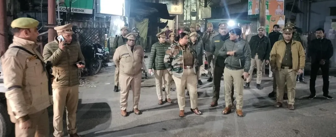 कासगंज: शहर में एसपी ने पुलिस बल के साथ किया पैदल मार्च, बस्तियों और बाजारों में भ्रमण कर देखी सुरक्षा व्यवस्था 