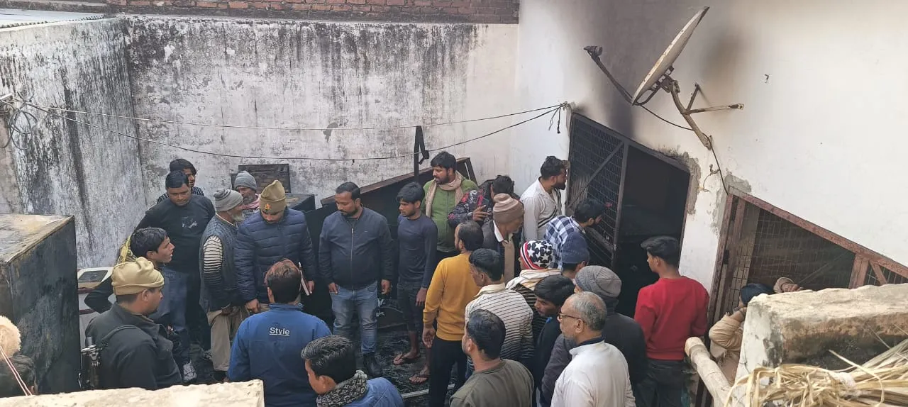 बदायूं: बिजली की चिंगारी से घर में लगी आग, लाखों का नुकसान