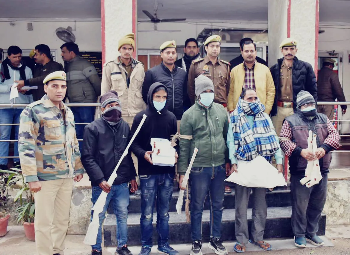 बदायूं: जंगल में बना रहे थे असलाह, दिल्ली के दो युवक पांच पकड़े