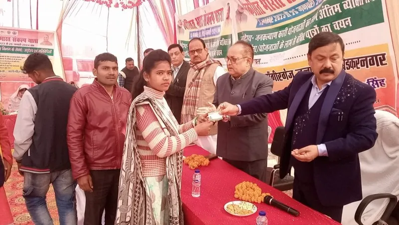 अंबेडकरनगर: पात्रों के घर पहुंच रही हैं जनकल्याणकारी योजनाएं - जिलाधिकारी