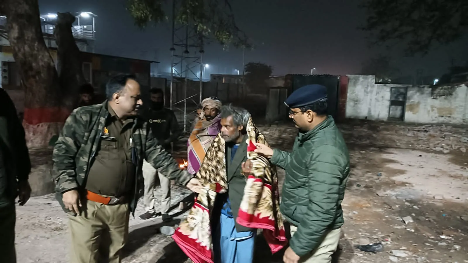 कासगंज: जिले भर में पुलिस ने ठंड से ठिठुरते बेसहारा और जरूरतमंदों को बांटे कम्बल