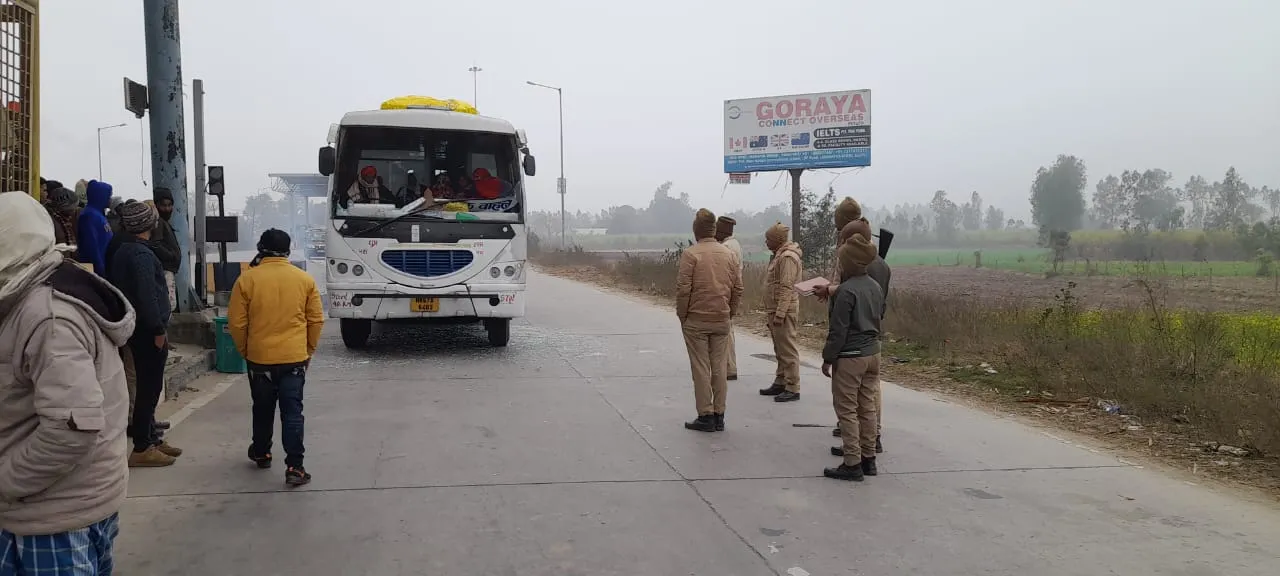 शाहजहांपुर: टोल प्लाजा कर्मचारियों ने बस चालक और यात्रियों को पीटा, बस में तोड़फोड़, तीन साल की बच्ची सहित चार यात्री घायल