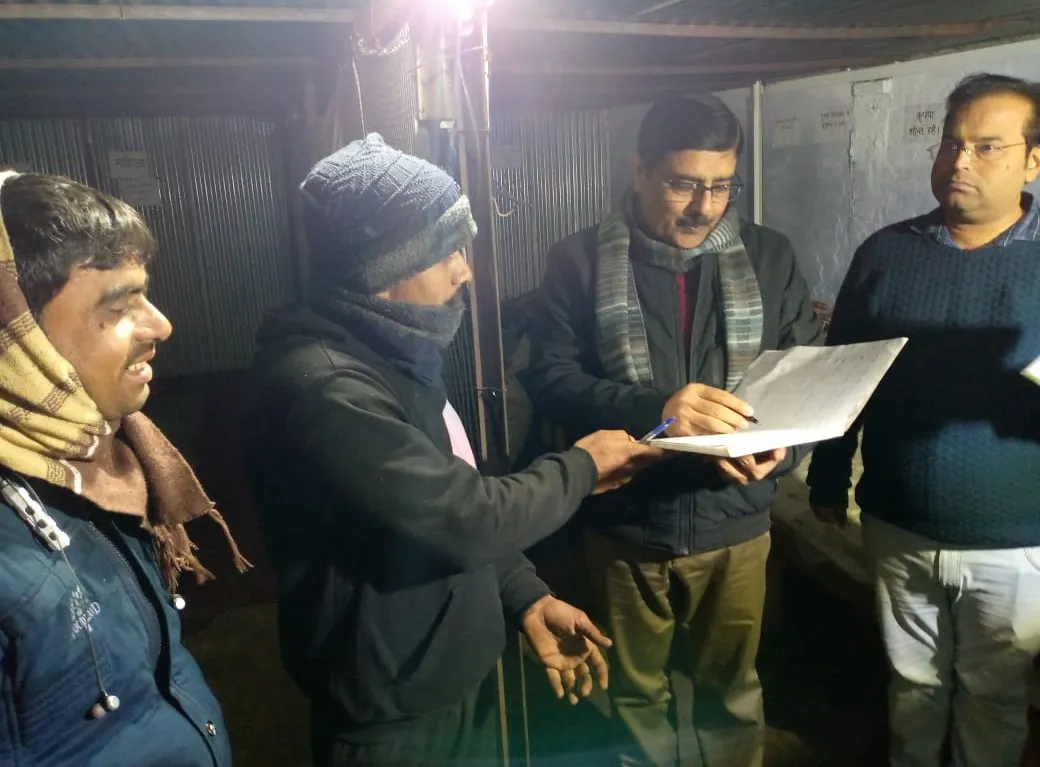 बदायूं: डीएम ने देर रात शहर में भ्रमण कर परखी अलाव की व्यवस्था, जलते नहीं मिले अलाव