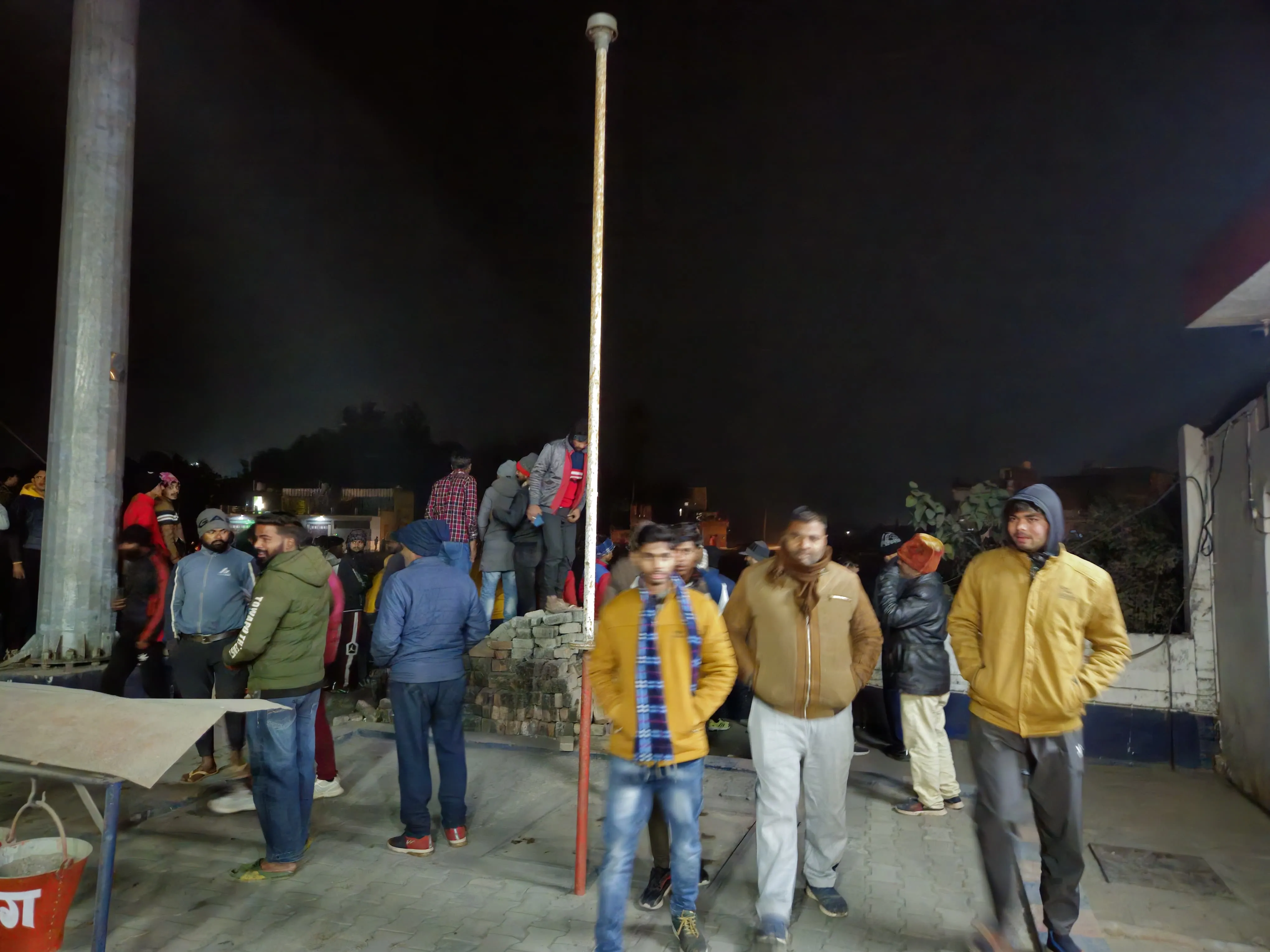 पीलीभीत : शहर के नजदीक पहुंचा बाघ, घरों में दुबके लोग..वन विभाग और पुलिस मौके पर जुटी 