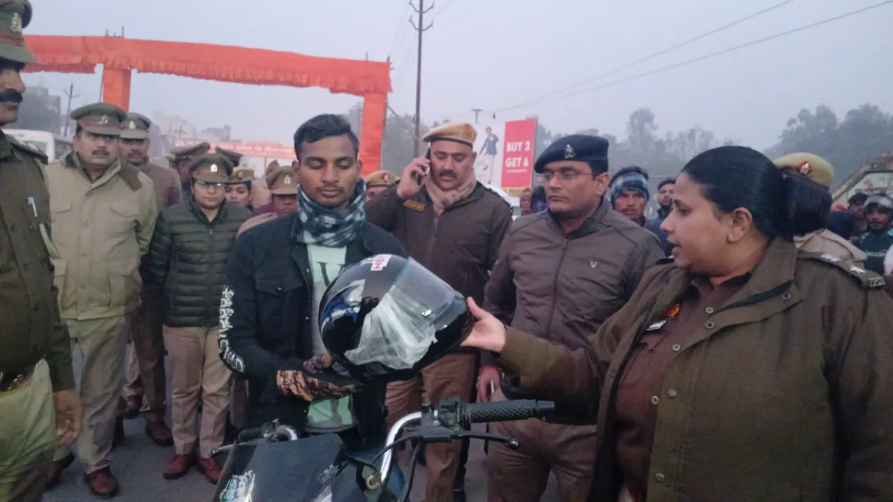 कासगंज: वाहन चालकों को जागरूक करने पुलिस टीम के साथ निकलीं एसपी, यातायात नियमों के पालन को किया प्रेरित