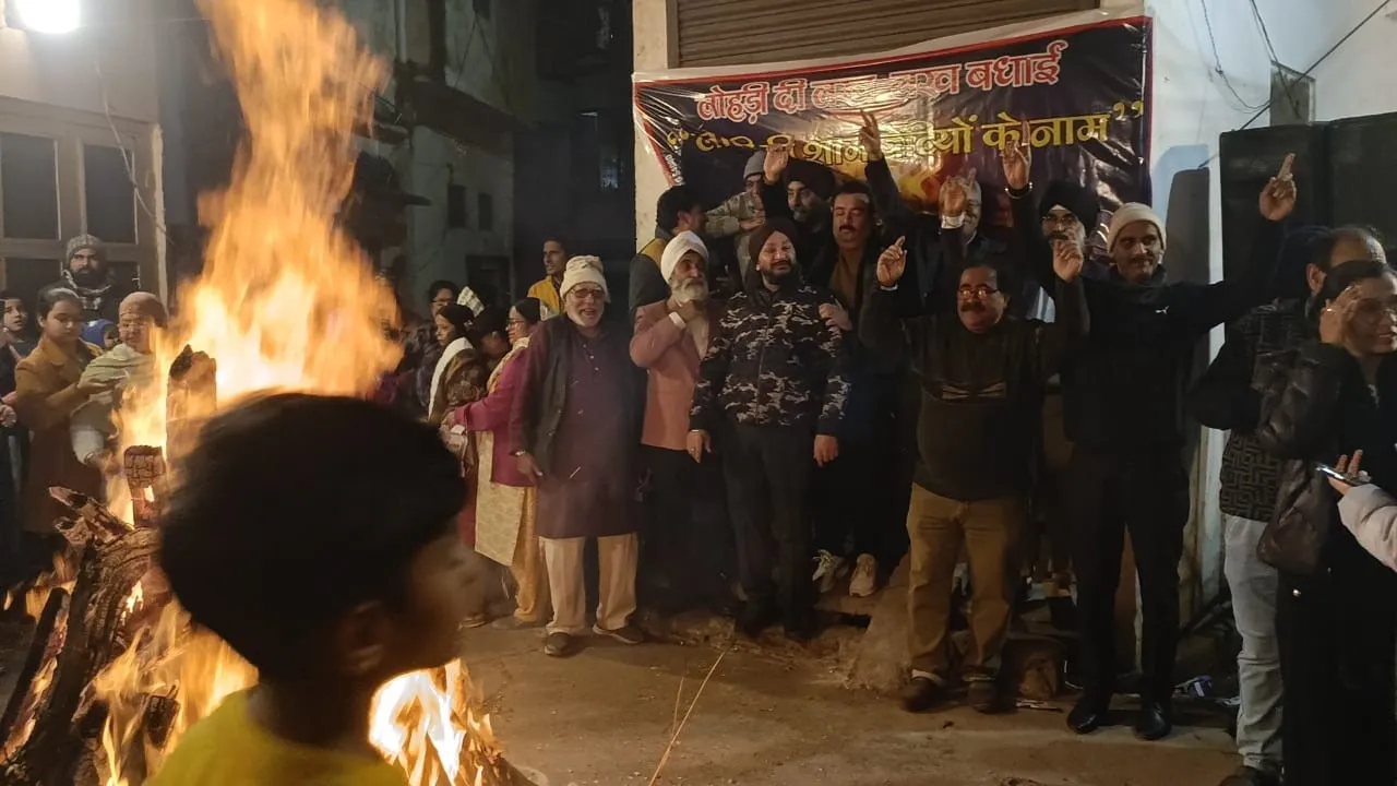  बदायूं: बेटियों ने जलाई लोहड़ी, मिलकर किया भांगड़ा, हर्षोल्लास से मनाया पर्व
