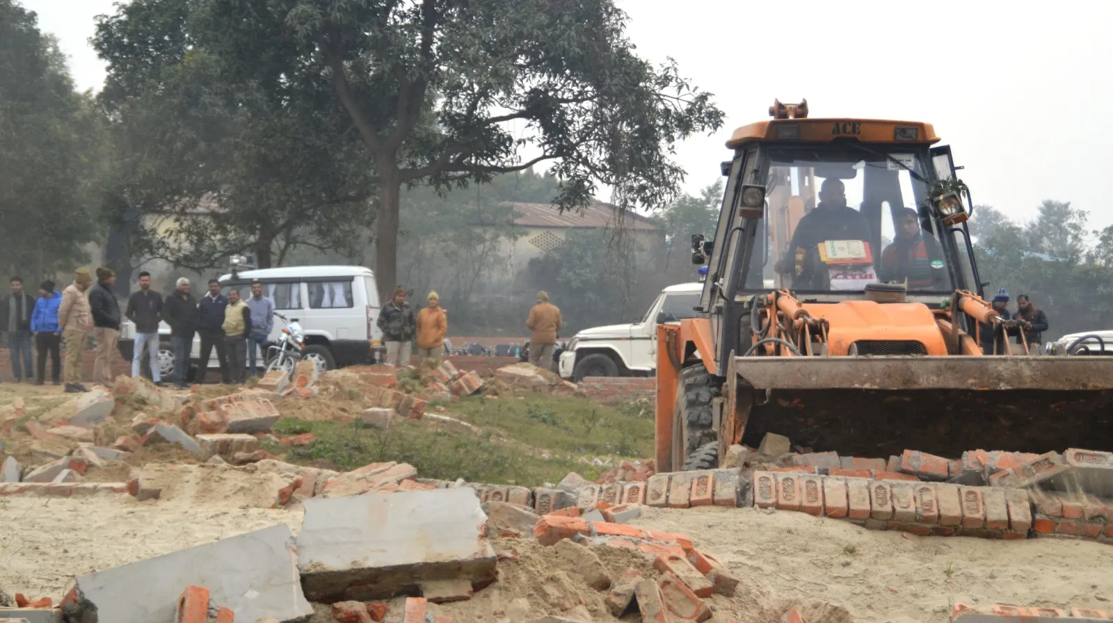 पीलीभीत: एक और अवैध कॉलोनी चला बुलडोजर, तहसील कर्मियों की भूमिका पर भी उठे सवाल