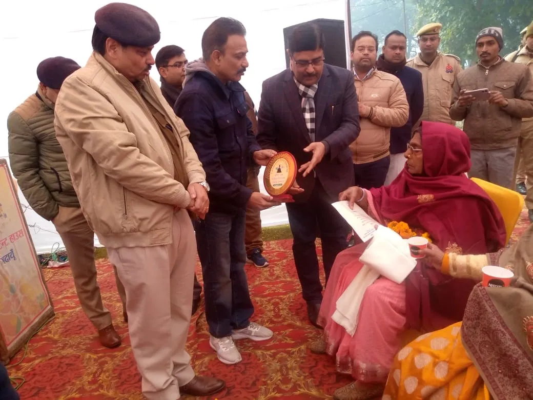 बदायूं: आर्मड फोर्सेस वेटरन्स-डे पर डीएम और एसएसपी ने किया वीरांगनाओं का सम्मान