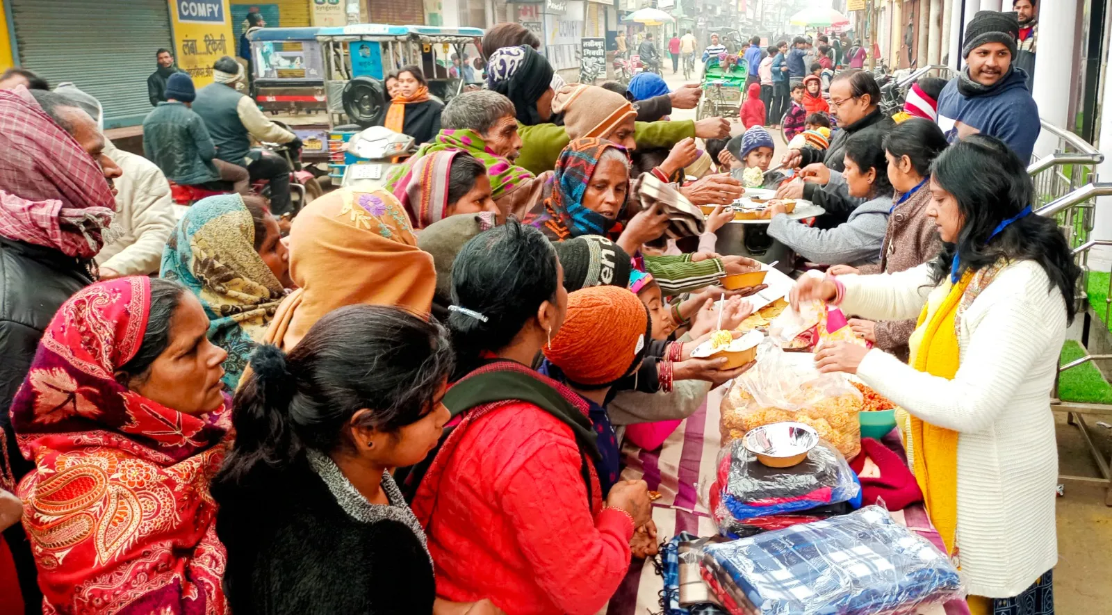 लखीमपुर-खीरी: मकर संक्रांति पर हुआ खिचड़ी भोज, तो कहीं स्टॉल लगाकर पिलाई चाय 