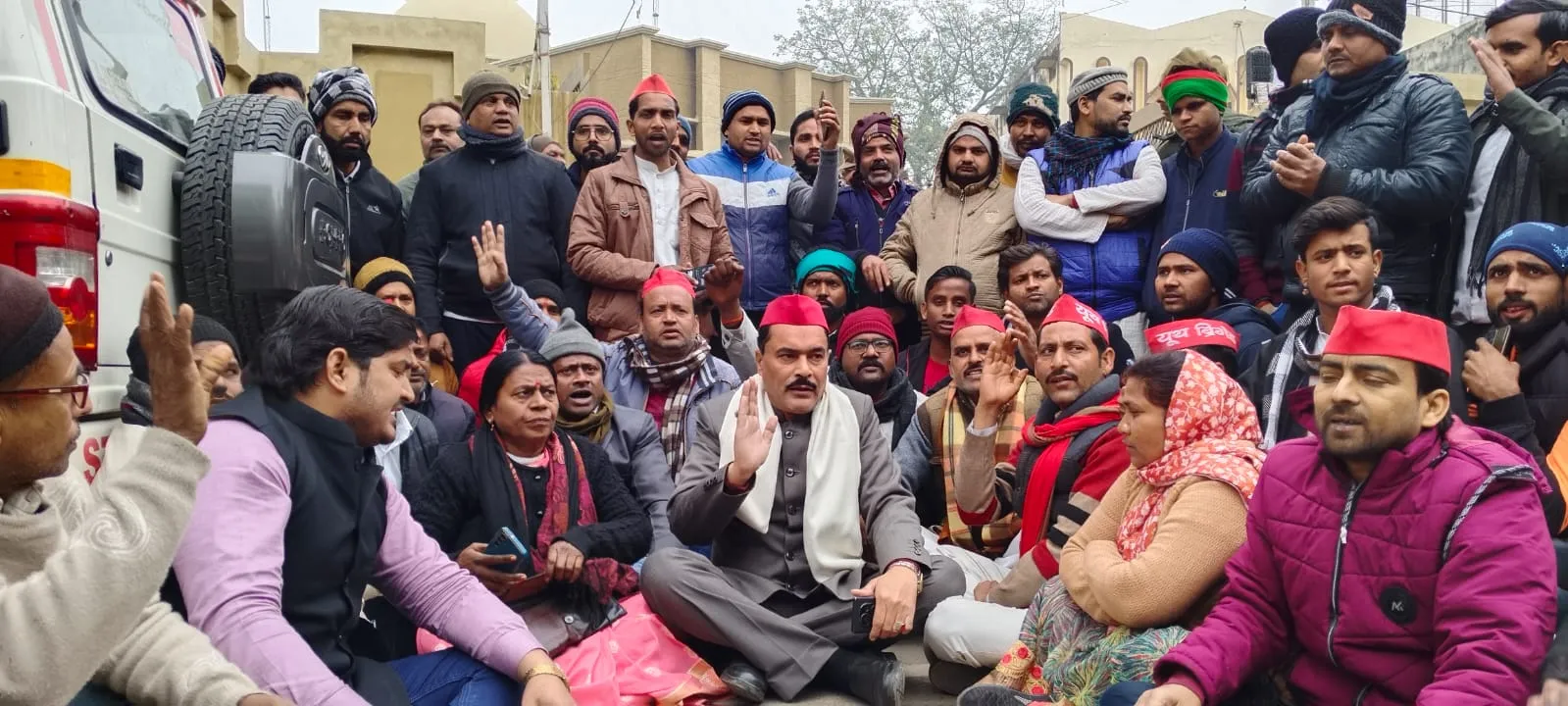 शाहजहांपुर: भाजपा पार्षद पर फायरिंग का आरोप, सपाइयों ने किया एसपी दफ्तर का घेराव, कार्रवाई न करने पर आंदोलन की चेतावनी