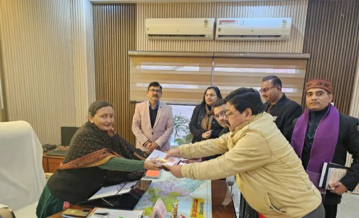 कासगंज: अधिवक्ता परिषद ने पूजित अक्षत का न्यायालय परिसर में किया वितरण,  22 को दीपावली मनाने आह्वान