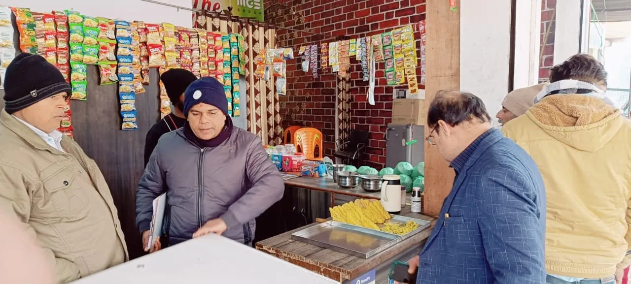 बदायूं: खाद्य विभाग ने होटलों और ढाबों पर की छापेमारी, मिली गंदगी... भेजा नोटिस