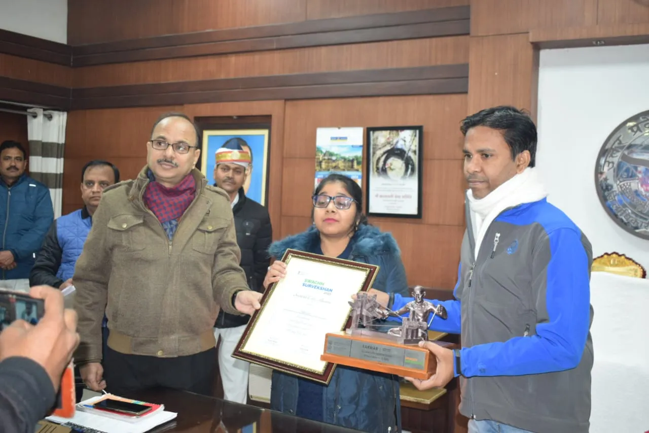 लखीमपुर-खीरी: स्वच्छ सर्वेक्षण 2023... यूपी में नगर पंचायत बरबर को मिला चौथा स्थान, डीएम ने दिया अवॉर्ड