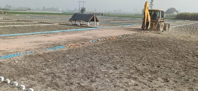 शाहजहांपुर: 150 बीघा जमीन पर काटी जा रहीं 15 अवैध कालोनियां, प्रशासन ने चलाया बुलडोजर