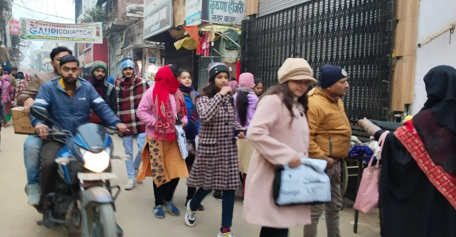 शाहजहांपुर: सामान्य से पांच डिग्री कम रहा तापमान, ठिठुरे लोग