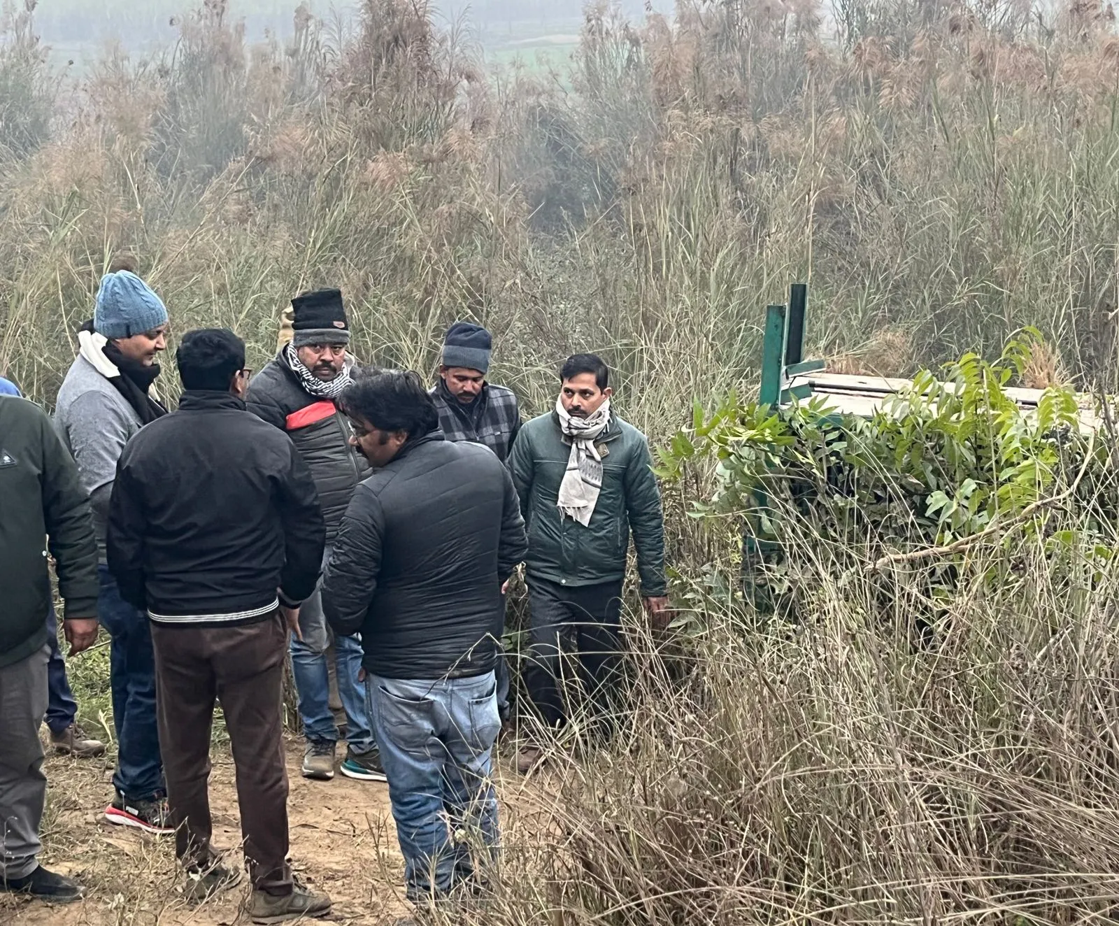 पीलीभीत: बाघिन को पिंजरे में कैद करने की तैयारी, चार ट्रैप कैमरों से निगरानी... लगाया पिंजरा 