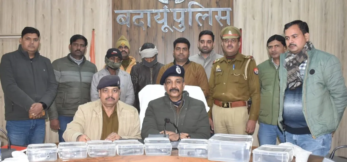 बदायूं: गन्ना के खेत में अवैध फैक्ट्री का भंडाफोड़, बरेली के दो युवक गिरफ्तार