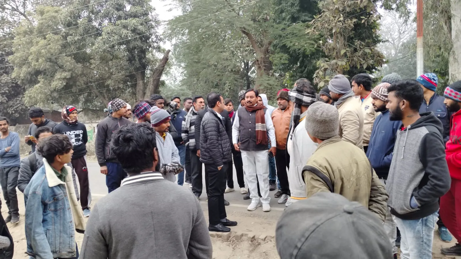 शाहजहांपुर: अवैध कब्जे हटवाने पहुंची सेना पुलिस, कड़ाके की ठंड देख दी मोहलत