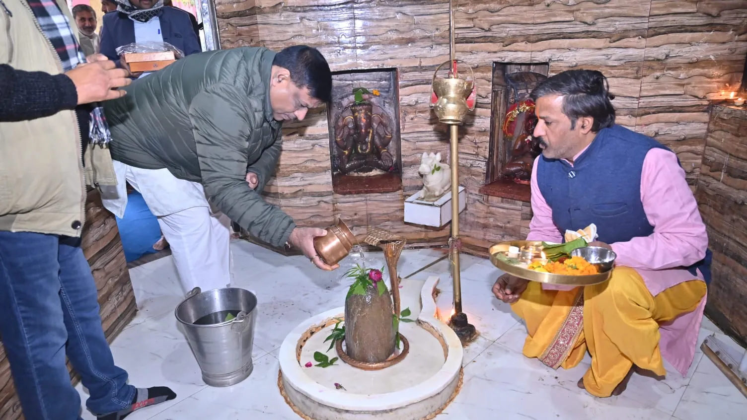 बरेली: तपेश्वरनाथ मंदिर पहुंचे कैंट विधायक संजीव अग्रवाल, साफ-सफाई कर किया भगवान शिव का जलाभिषेक