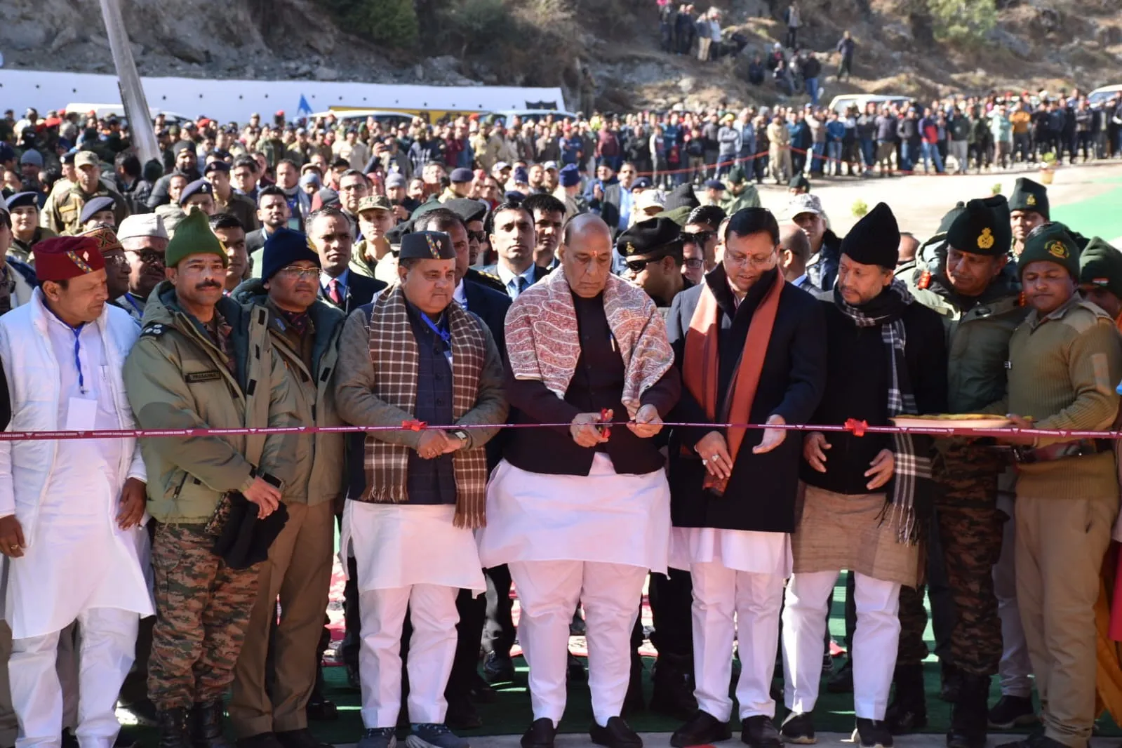 देहरादून: रक्षा मंत्री राजनाथ सिंह ने किया सीमांत जोशीमठ ढाक से 35 इंफ्रास्ट्रक्चर परियोजनाओं का लोकार्पण 
