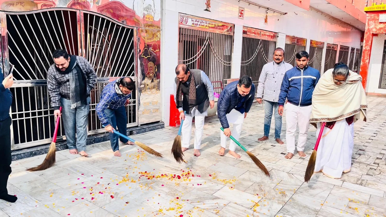 रामलला प्राण प्रतिष्ठा: जिले की नोडल मंत्री पहुंची नगला मंदिर, साफ सफाई कर की पूजा-अर्चना