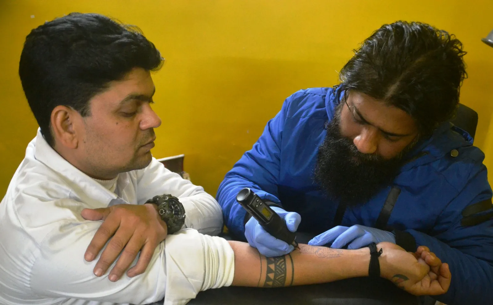 पीलीभीत: रामनाम में मग्न हुए युवा, शरीर पर बनवा रहे प्रभु श्री राम