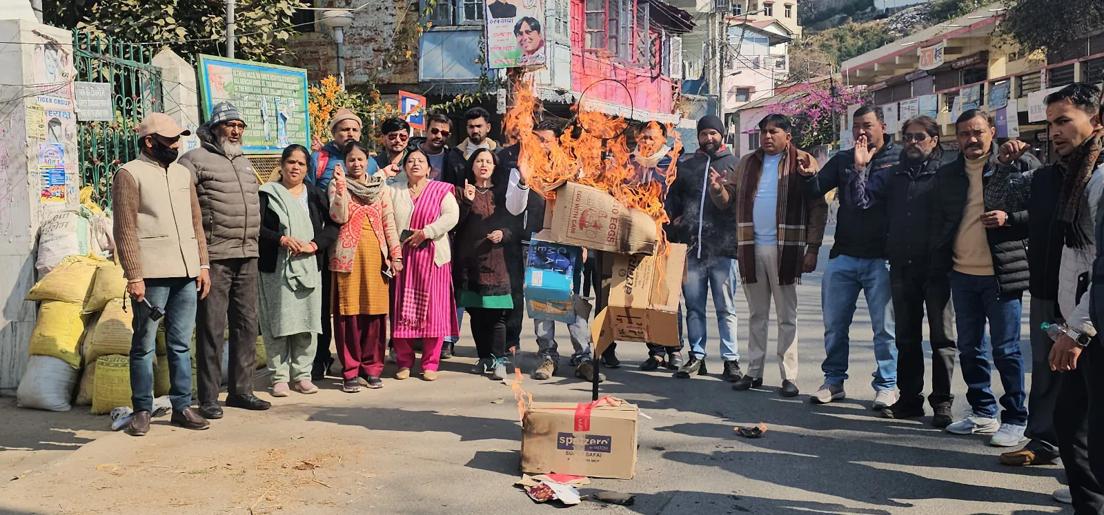 अल्मोड़ा: राहुल गांधी की यात्रा पर हमले के विरोध में फूंका भाजपा का पुतला 