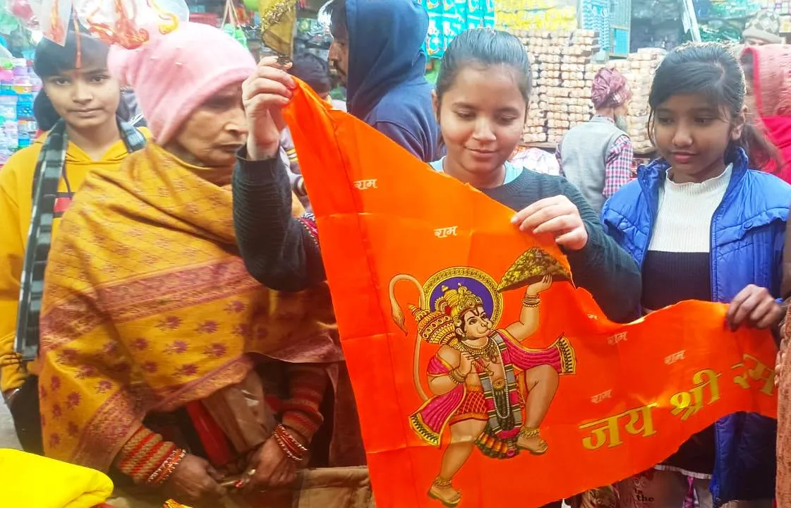 पीलीभीत: कम पड़े झंडों के स्टॉक... जमकर हुई मिठाई-आतिशबाजी की खरीदारी... कारोबार 10 करोड़ के पार