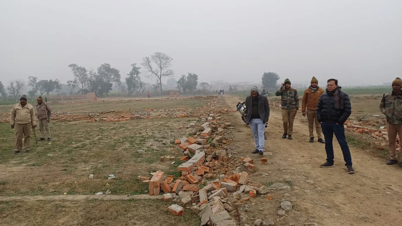 शाहजहांपुर: सौ बीघा में काटी जा रहीं आठ अवैध कॉलोनी, प्रशासन ने चलाया बुलडोजर