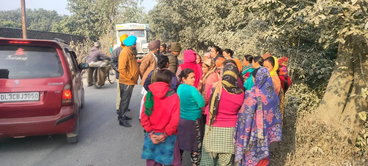 रामनगर: गांजा में काल बनकर दौड़ रहे है डंपर, बच्चे की बची जान...महिलाओं ने लगाया सांकेतिक जाम     