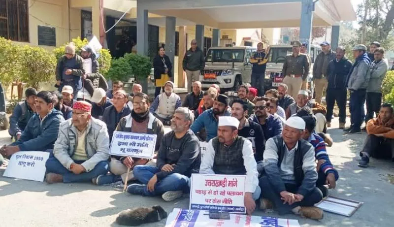 अल्मोड़ा: सख्त भू-कानून को लेकर भिकियासैंण में स्वाभिमान रैली, जोरदार प्रदर्शन 