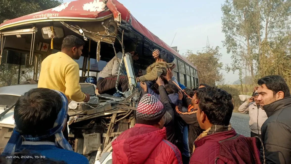 शाहजहांपुर: सड़क हादसों में राजमिस्त्री की मौत, 24 लोग घायल