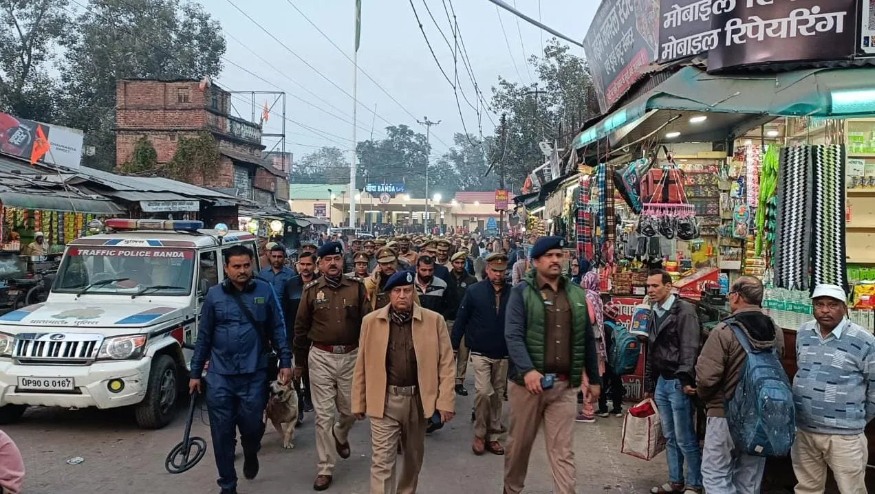 बांदा: DIG-SP ने शहर में गश्त कर बस स्टैंड और रेलवे स्टेशन में की जांच, अतिक्रमण हटाने के आदेश 