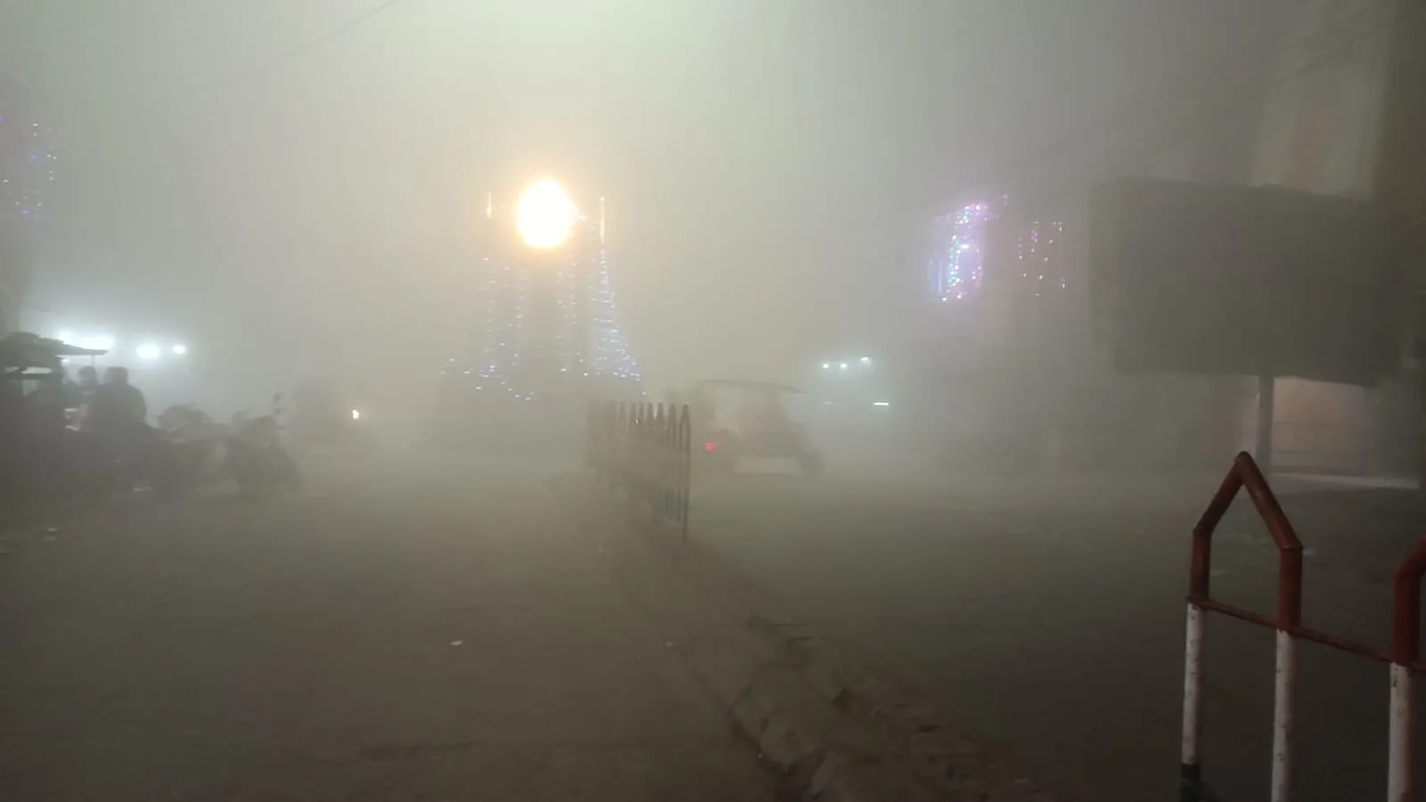 कासगंज: घने कोहरे में ठहर गई वाहनों की रफ्तार, ठिठुरन से जन-जीवन अस्त-व्यस्त 