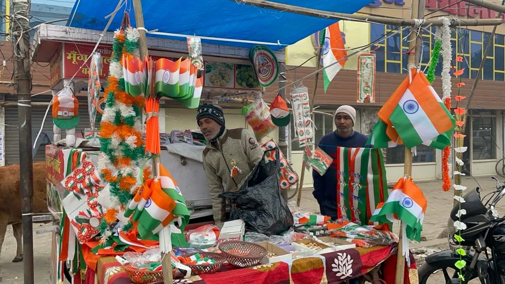 बरेली: कड़ाके की ठंड का तिरंगा आइटमों की ब्रिक्री पर असर, दुकानदार बोले- सर्दी में बच्चे नहीं आ रहे